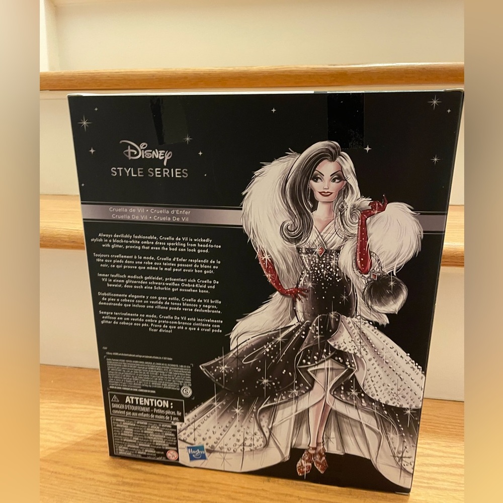 NWT Disney Villains Style Series Cruella De Vil DOLL BNIB Collectors - Picture 4 of 4